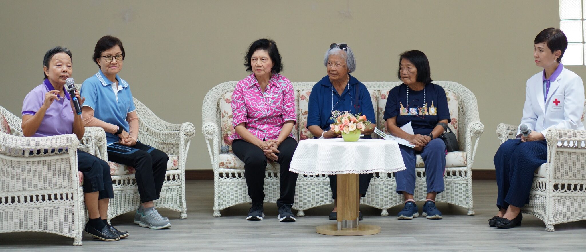 บรรยายให้ความรู้และจัดกิจกรรม เรื่อง สูงวัย กายใจ Young OK ณ อาคารสวางคนิเวศ สภากาชาดไทย