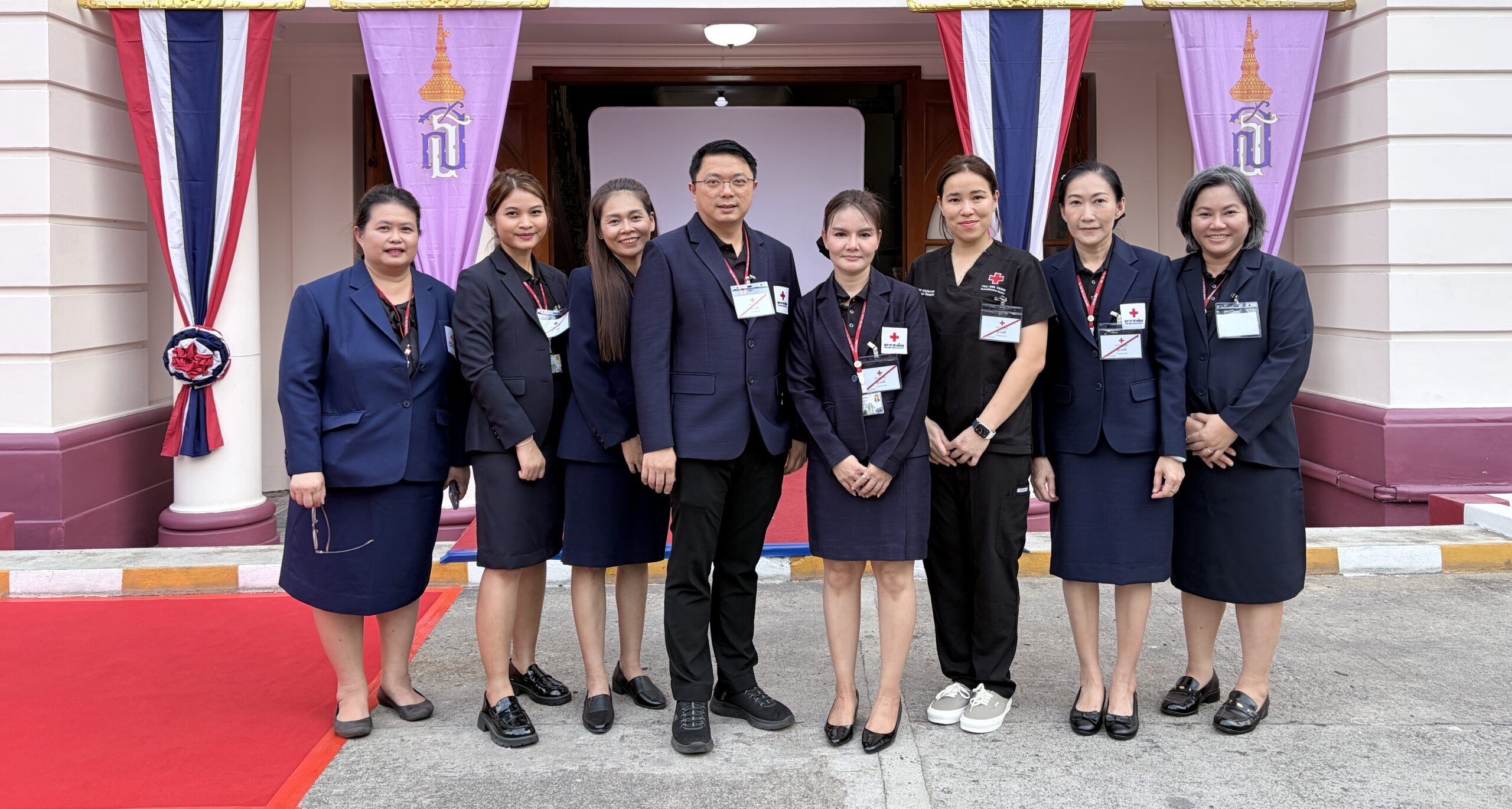 สมเด็จพระกนิษฐาธิราชเจ้า กรมสมเด็จพระเทพรัตนราชสุดาฯ สยามบรมราชกุมารี อุปนายิกาผู้อำนวยการสภากาชาดไทย เสด็จพระราชดำเนินไปทรงบาตร เนื่องในโอกาสครบรอบ 133 ปี แห่งการสถาปนาสภากาชาดไทย